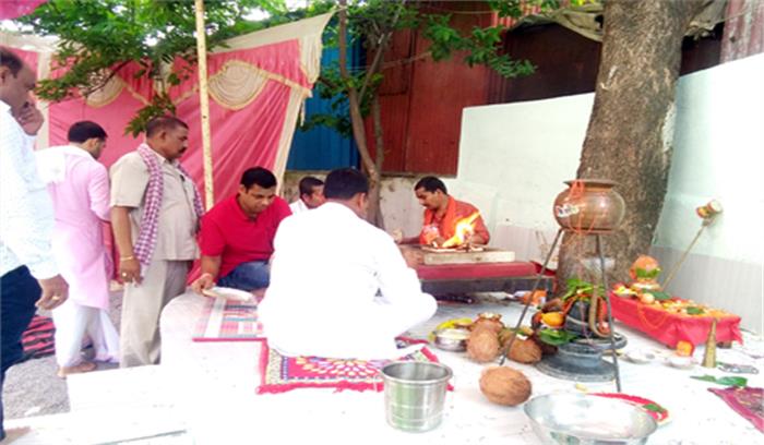 नेवरा थाना में शिवलिंग की स्थापना कर पूजा अर्चना की गई 