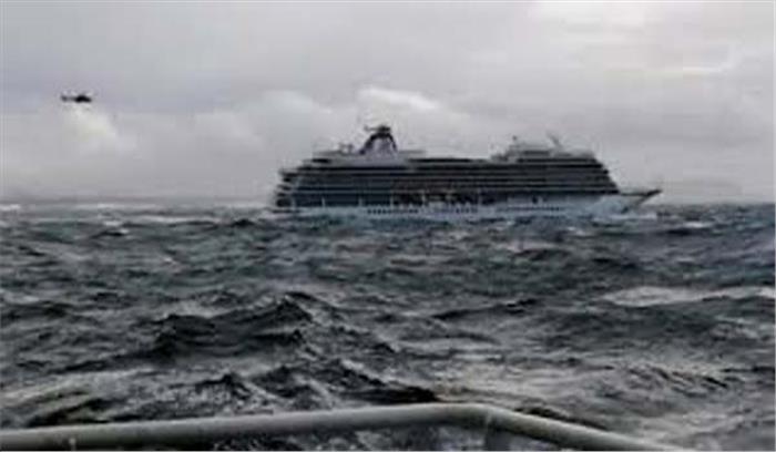 नॉर्वे के समुद्र में फंसे जहाज से यात्रियों को निकालने का अभियान जारी