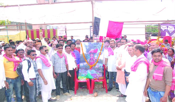 आउटसोर्सिंग के खिलाफ क्रांति सेना का प्रदर्शन