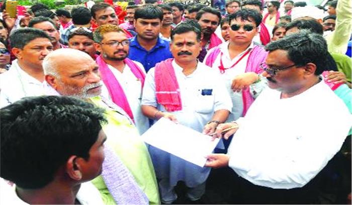 आऊटसोर्सिंग के खिलाफ राष्ट्रपति के नाम एसडीएम को सौंपा ज्ञापन