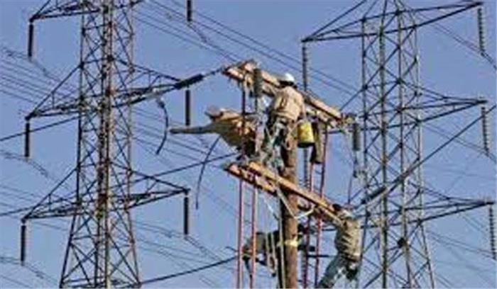 विद्युत कर्मियों की मनमानी के चलते सूख रही पीड़ित किसान की फसल