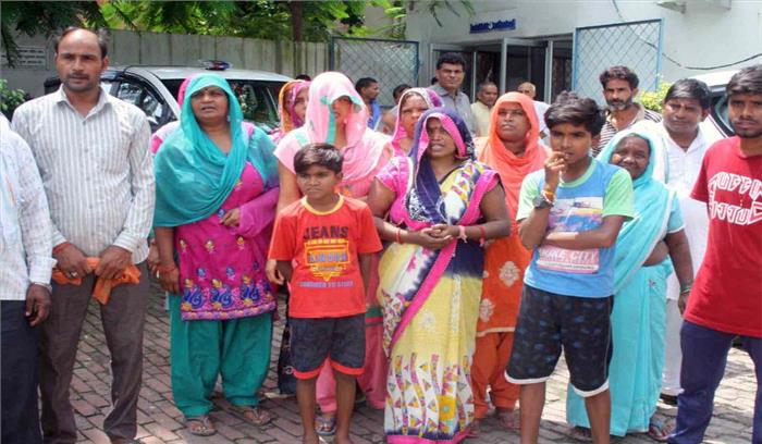 मुकदमा वापस न लेने पर उठा ले गए पीड़ित की बेटी