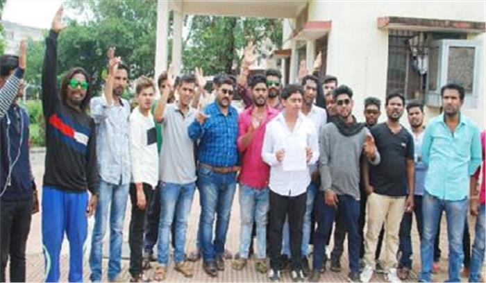 संतोषी नगर ओव्हरब्रिज में ट्रैफिक सिंगल की मांग को लेकर युवा जनता कांग्रेस ने सौंपा ज्ञापन