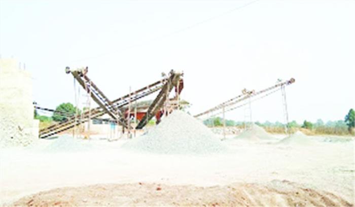 ओव्हरलोड गिट्टी ले जाते आधा दर्जन ट्रकों पर कार्रवाई