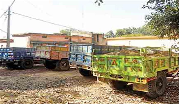 रेत से भरे 14 ट्रक,डंपर और ट्रैक्टर जब्त किए