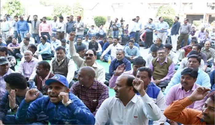 पीएफ घोटाले के विरोध में बिजली कर्मचारियों का प्रदर्शन जारी