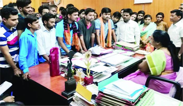 पीजी सेमेस्टर की समय सारणी में परिवर्तन करने की मांग को लेकर बीयू का घेराव