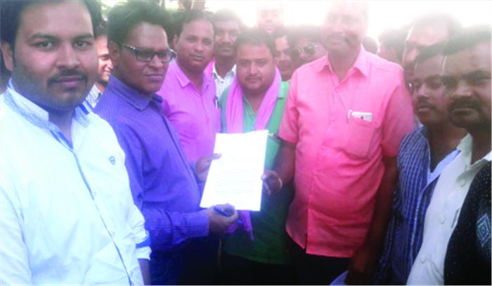 पानी की समस्या पर पीएचई कार्यालय घेरा