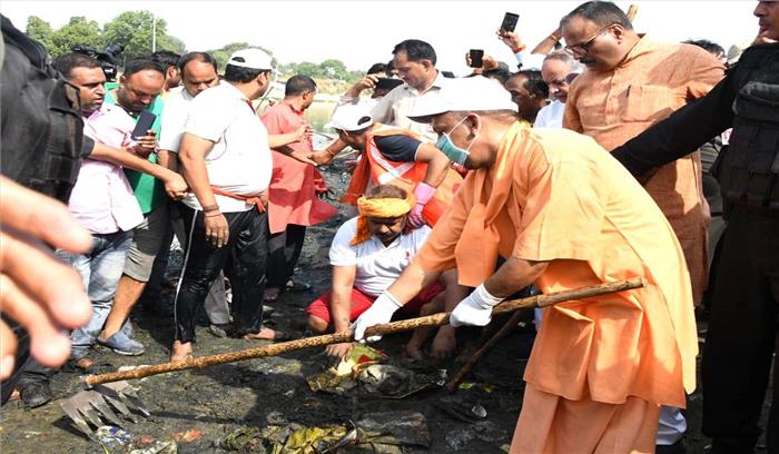 योगी आदित्यनाथ ने की गोमती नदी के सफाई महाअभियान की शुरुआत