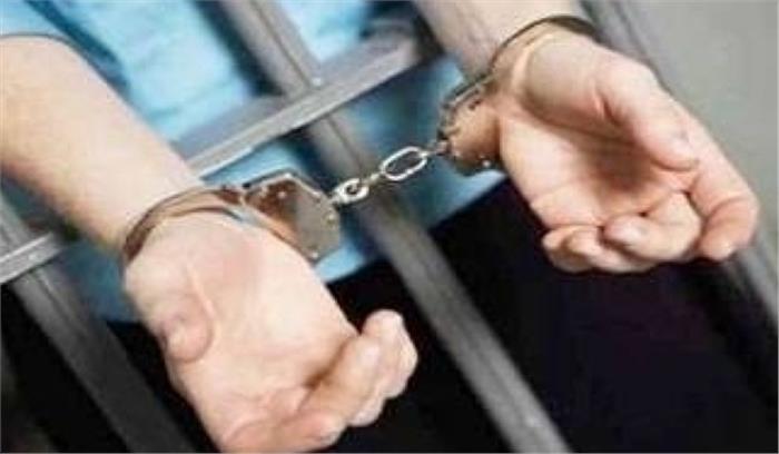 पीएम पर टिप्पणी कर फंसे बाप-बेटा, भेजे गए जेल पीएम पर टिप्पणी कर फंसे बाप-बेटा, भेजे गए जेल