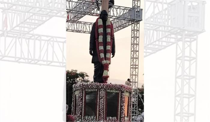 तेलंगाना के राज्यपाल और सीएम ने किया नरसिम्हा राव की प्रतिमा का अनावरण