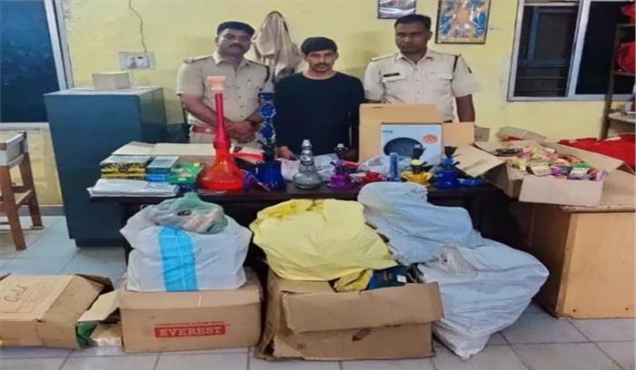 पान दुकान की आड़ में हुक्का की होम डिलीवरी, गिरफ्तार