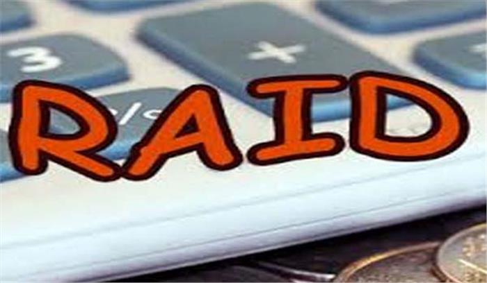 व्यापारियों के गोदामों में छापा