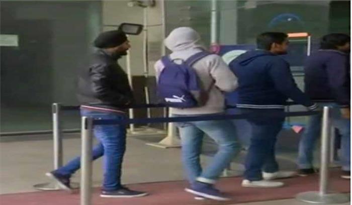 पद्मावत फिल्म को देखने के लिए सिनेमाघरों में उमड़ी भारी भीड पद्मावत फिल्म को देखने के लिए सिनेमाघरों में उमड़ी भारी भीड