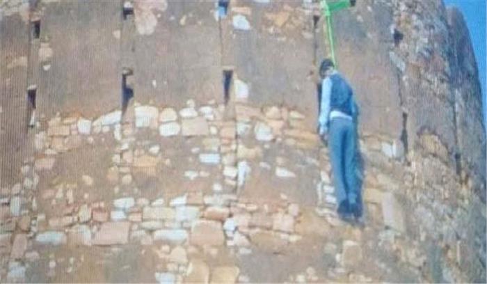 पद्मावती विवाद में खूनी मोड़, जयपुर के नाहरगढ़ किले में लटका मिला शव पद्मावती विवाद में खूनी मोड़, जयपुर के नाहरगढ़ किले में लटका मिला शव