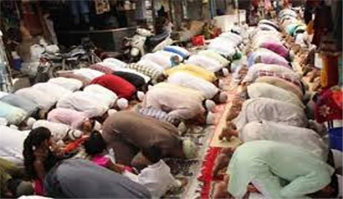 दुआ के लिए उठते हाथ मांगते हैं गोलों की बरसात से निजात दुआ के लिए उठते हाथ मांगते हैं गोलों की बरसात से निजात