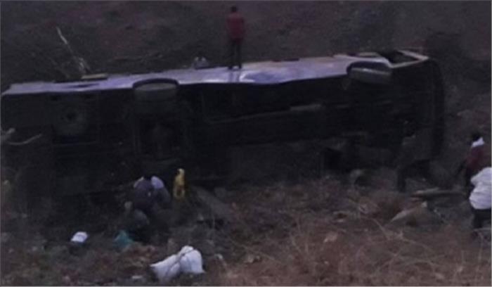 पाकिस्तान : यात्री बस खाई में गिरने से 11 की मौत