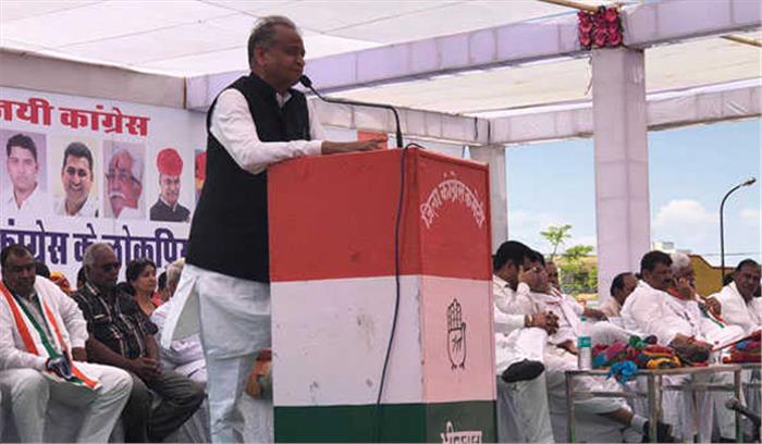 पाकिस्तान का भय दिखाकर वोट मांग रहे है मोदी : गहलोत