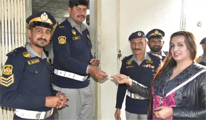 इतिहास में पहली बार ट्रांसजेंडर महिला को मिला ड्राइविंग लाइसेंस​​​​​​​