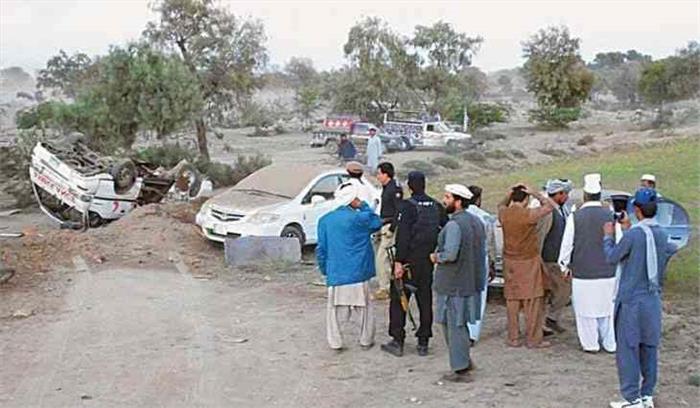 अकरम खान दुर्रानी के काफिले पर हमला, 4 की मौत और 25 घायल अकरम खान दुर्रानी के काफिले पर हमला, 4 की मौत और 25 घायल