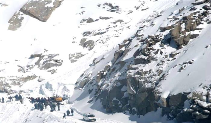 पाकिस्तान में हिमस्खलन की चपेट में आने से 5 लोगों की मौत​​​​​​​