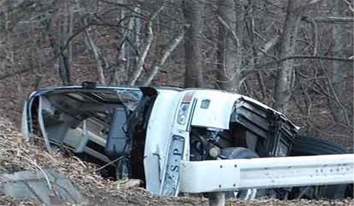 पाकिस्तान: बस खाई में गिरी, 22 की मौत पाकिस्तान: बस खाई में गिरी, 22 की मौत