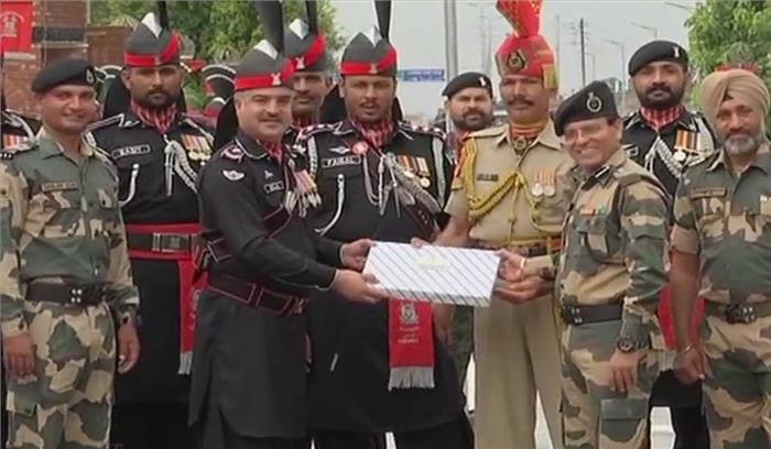 अंतर्राष्ट्रीय सीमा पर बीएसएफ और पाकिस्तान रेंजर्स के बीच मिठाइयों का आदान-प्रदान