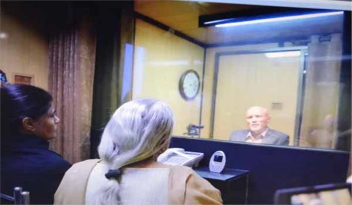 कुलभूषण जाधव ने इंटरकॉम के जरिए मां और पत्नी से बात की कुलभूषण जाधव ने इंटरकॉम के जरिए मां और पत्नी से बात की