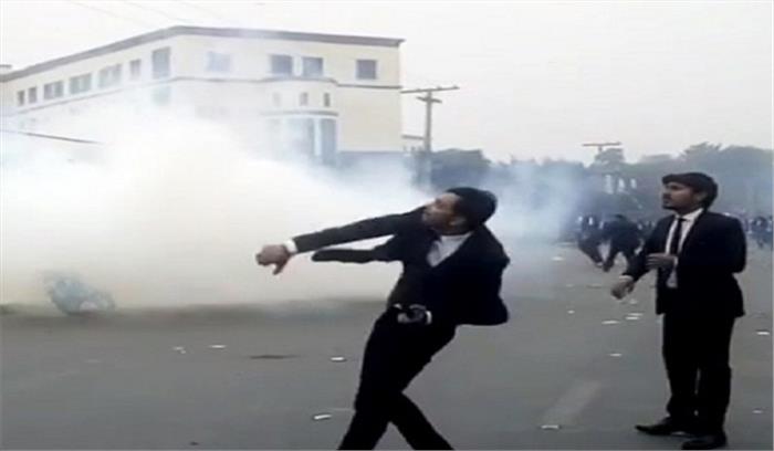 पाकिस्तान में अस्पताल में तोड़फोड़ करने वाले वकीलों ने प्रदर्शन किया