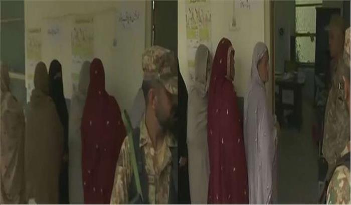 पाकिस्तान चुनाव: कड़ी सुरक्षा-व्यवस्था के बीच मतदान शुरू पाकिस्तान चुनाव: कड़ी सुरक्षा-व्यवस्था के बीच मतदान शुरू