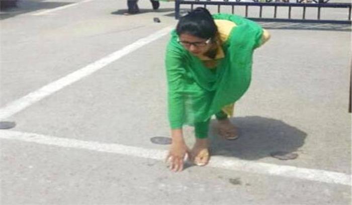  भारत लौटने पर सुषमा ने उज्मा का किया स्वागत