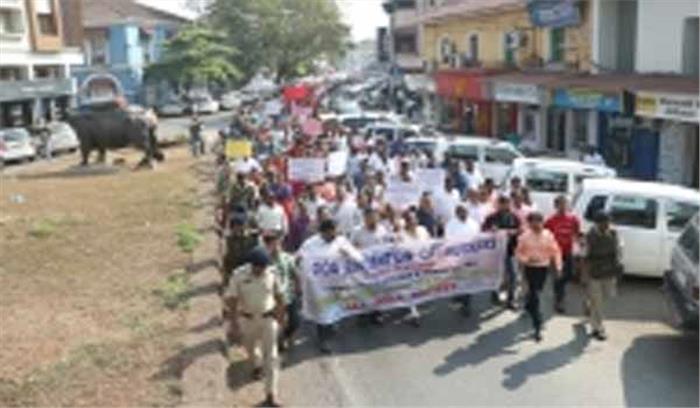 गोवा: मजदूर संगठन हड़ताल में कर्मचारियों का शांतिपूर्ण प्रदर्शन