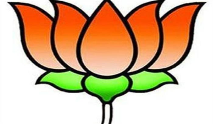 मध्यप्रदेश में पंचायत भवन को भगवा पोत कर बनवाया कमल का निशान