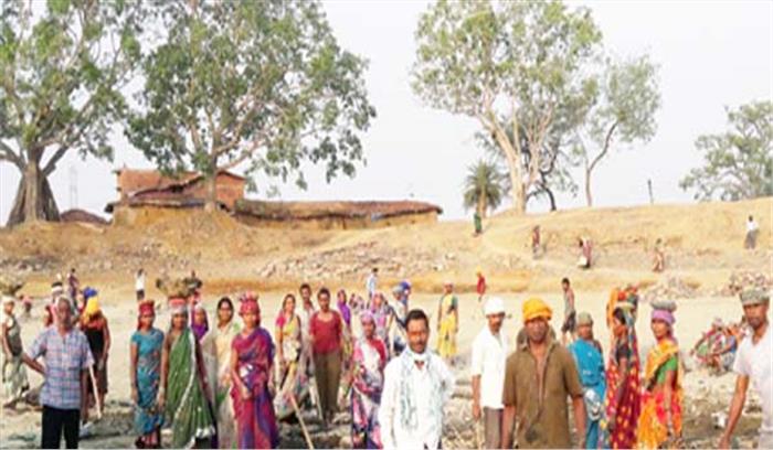 कुर्रा में तालाब गहरीकरण कार्य जारी