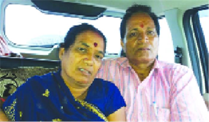 सरपंच से भरी पंचायत में मारपीट करने वाले दंपती ने किया समर्पण