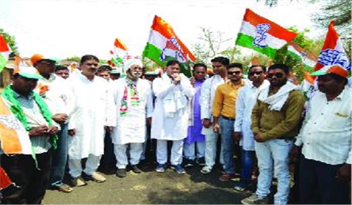 जर्जर सड़को की मरम्मत की मांग को लेकर नीशु के नेतृत्व में निकली पदयात्रा