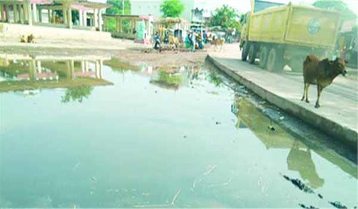 एप्रोच रोड की हालत दयनीय