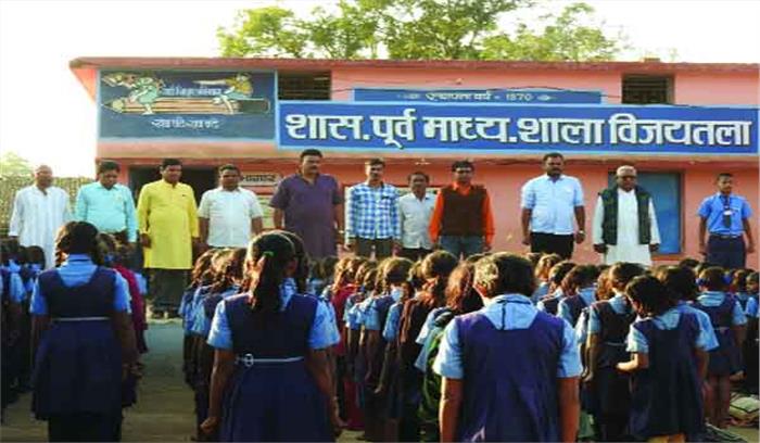 स्कूल में व्याप्त अव्यवस्थाओं को लेकर जिला पंचायत उपाध्यक्ष ने लगाई फटकार