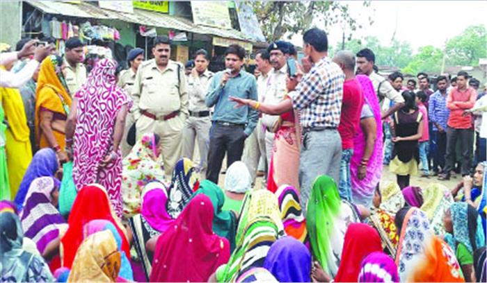 शौचालय निर्माण की प्रोत्साहन राशि के लिए महिलाओं ने किया चक्काजाम