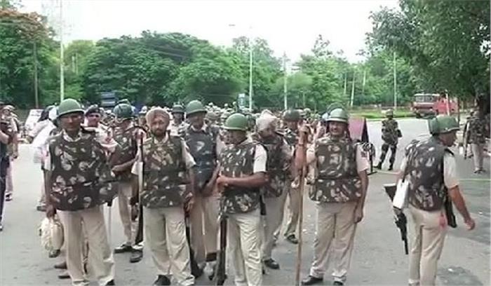 पंचकुला में सेना की टुकड़ियां तैनात पंचकुला में सेना की टुकड़ियां तैनात