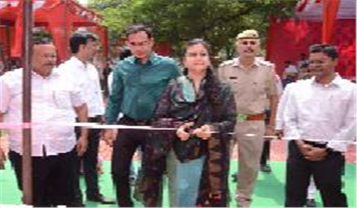डीएम ने किया पुस्तक स्टॉल का उद्घाटन