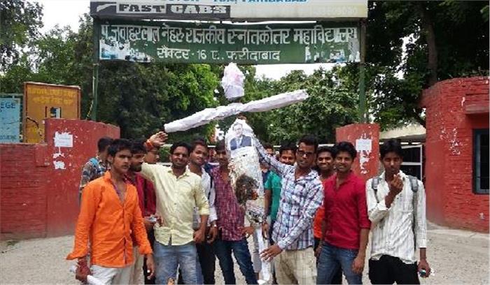 सीटें बढ़ाने को लेकर एनएसयूेआई छात्रों ने किया प्रदर्शन