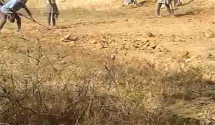 नहीं मिली सरकारी मदद तो खुद ही बना ली सड़क