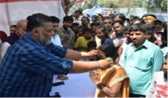 बिहार : पप्पू यादव कार्यकर्ताओं के साथ सड़क पर उतरे, बांटे मास्क, साबुन