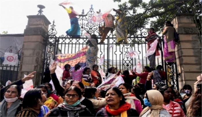 पैरा शिक्षकों की समान वेतन की मांग, बंगाल विधानसभा के सामने विरोध प्रदर्शन