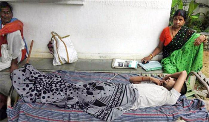 लकवाग्रस्त बेटे का इलाज कराते कर्ज में डूबा परिवार, घर बेचने की नौबत
