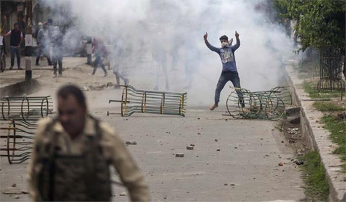 सीआरपीएफ वाहन से कुचले प्रदर्शनकारी की मौत के बाद कश्मीर में तनाव