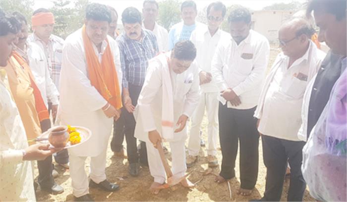 ब्राम्हण समाज के भूमिपूजन  कार्यक्रम में पहुचे बजाज