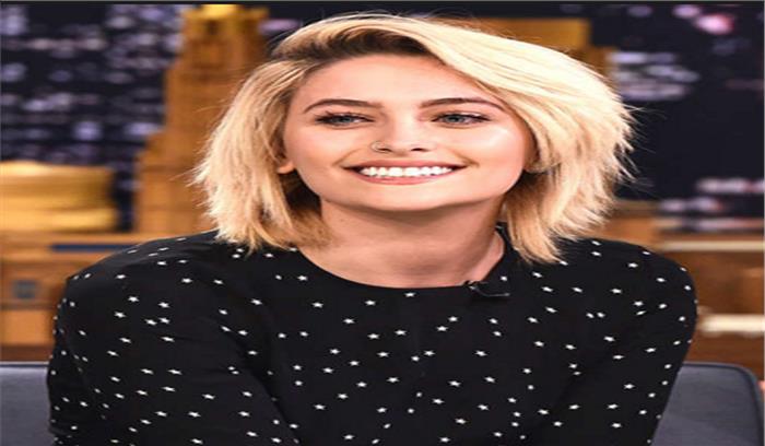 पेरिस जैक्सन को एक फोटोशूट के दौरान गलती से कहा बेघर