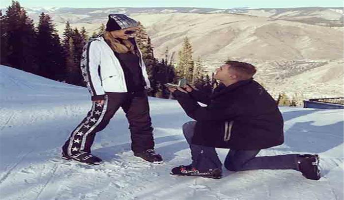 पेरिस हिल्टन ने अपने बॉयफ्रेंड क्रिस जिल्का संग की सगाई